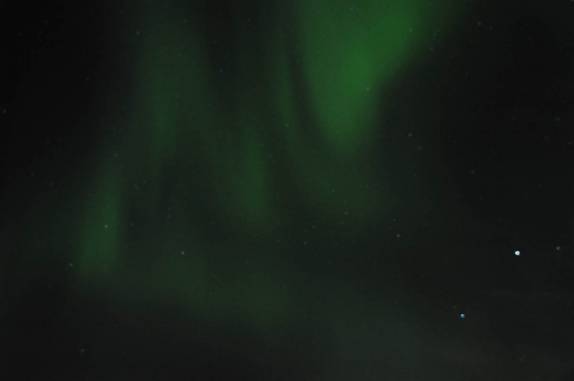 A Aurora Boreal faz desenhos nos céus de em Coldfoot, 95 km ao norte do Círculo Polar, na Dalton Highway, no Alaska